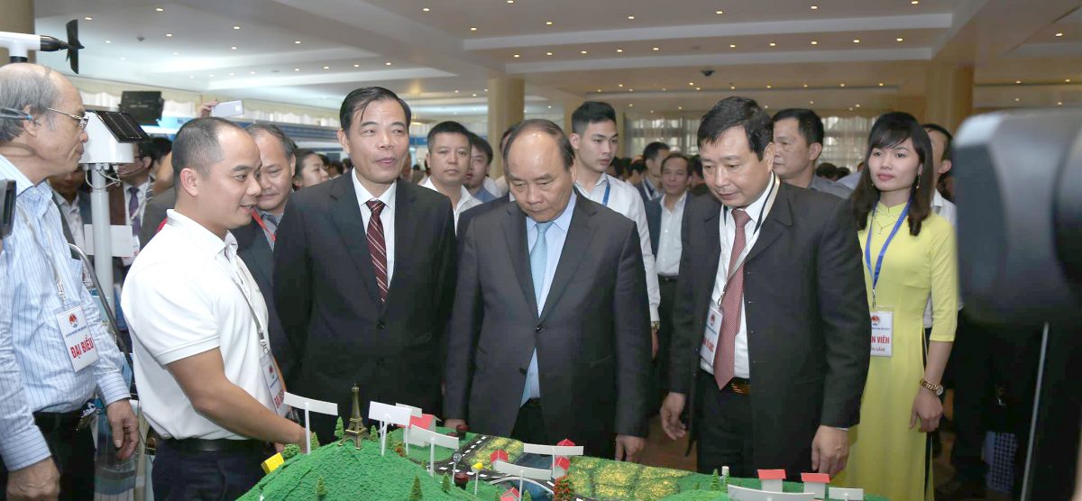 Thủ tướng Nguyễn Xuân Phúc thăm gian hàng của AgriMedia tại Hội nghị TQ về Phòng chống Thiên tai