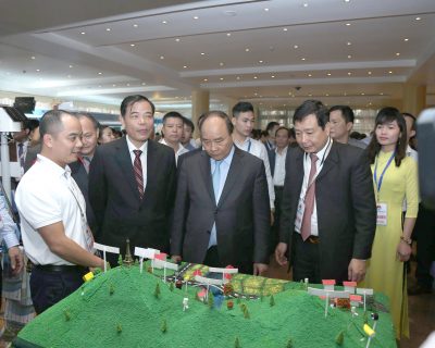 Thủ tướng Nguyễn Xuân Phúc thăm gian hàng của AgriMedia tại Hội nghị TQ về Phòng chống Thiên tai