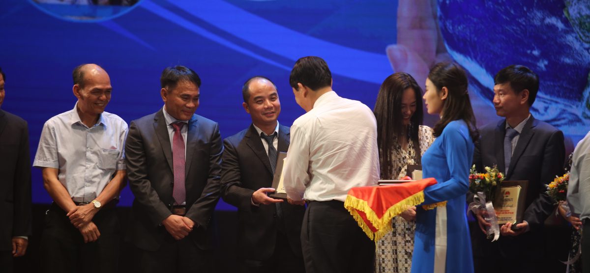 AgriMedia nhận kỷ niệm chương tôn vinh tập thể đóng góp cho cộng đồng về Phòng chống Thiên tai